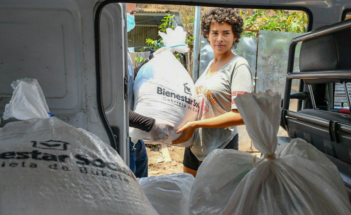despacho-de-la-primera-dama-entrega-paquetes-de-alimento-a-familias-salvadorenas